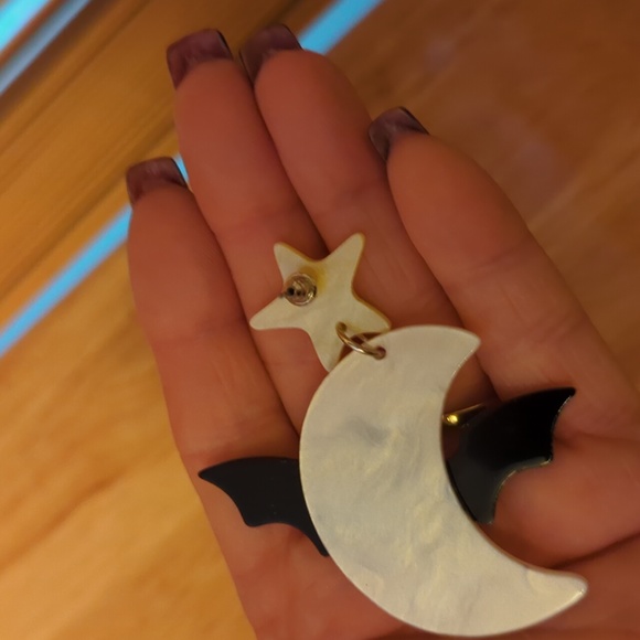 NWT/IP 🌜 (unbranded) 🎃🦇 HALLOWEEN BATTY PUMPKIN 🦇🎃 acrylic dangle earrings - Picture 10 of 10
